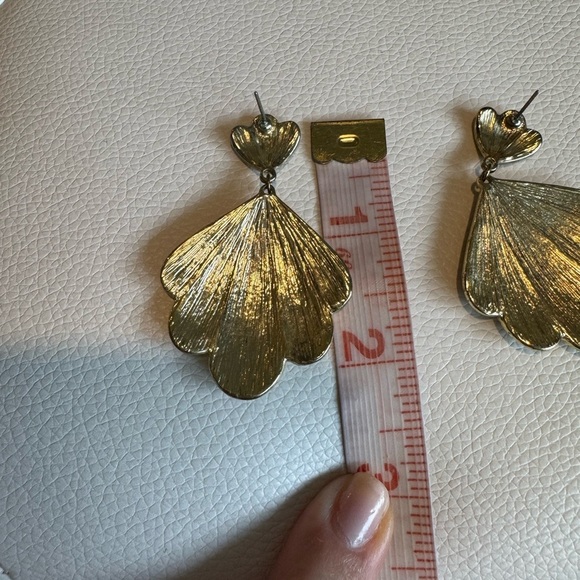 Shell drop dangle earrings nude tan cream - Picture 5 of 7